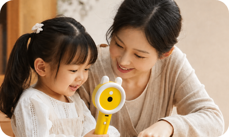 妈妈陪伴孩子使用百问兔兔探索
